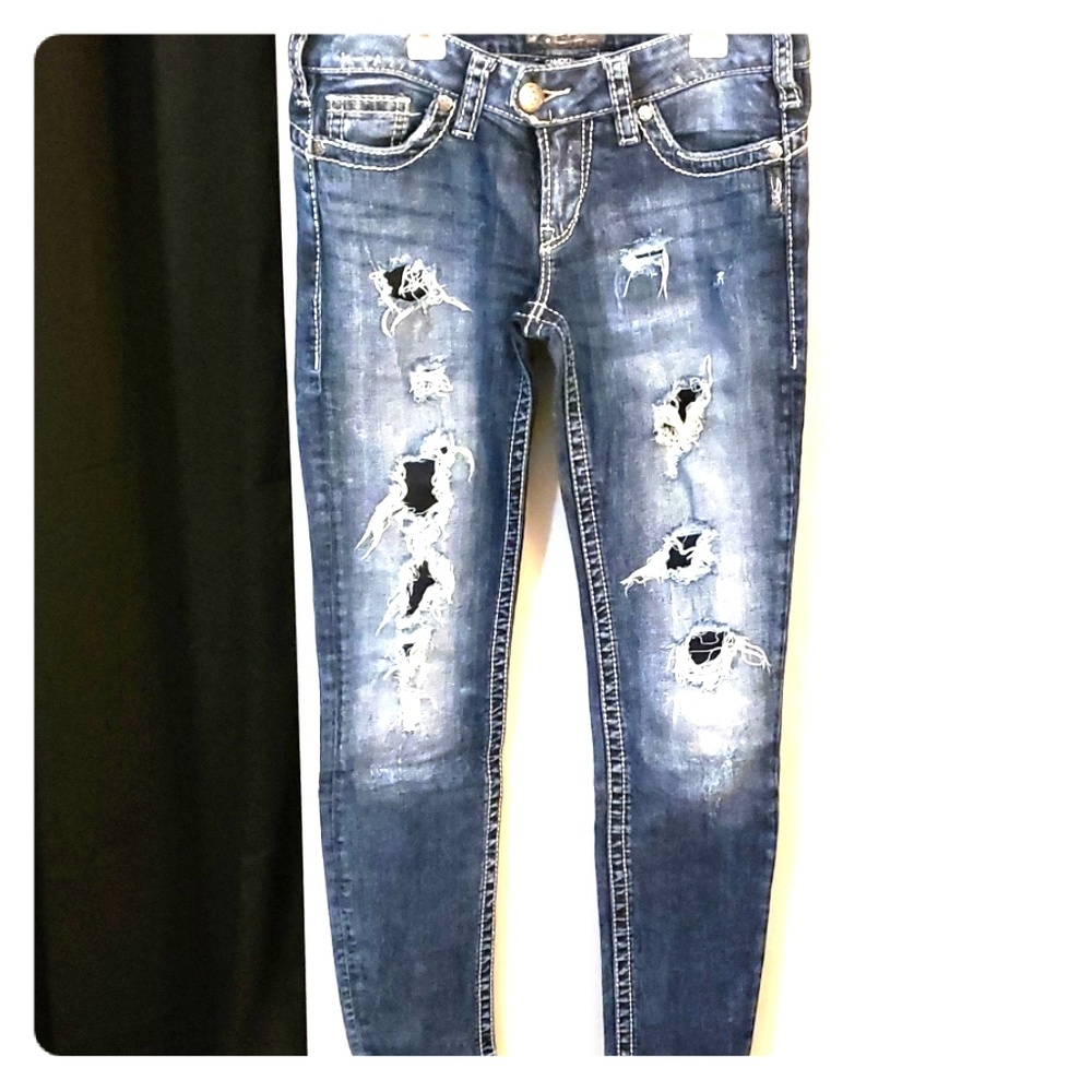 Gently worn distressed Silver Jean Co. Womens jean